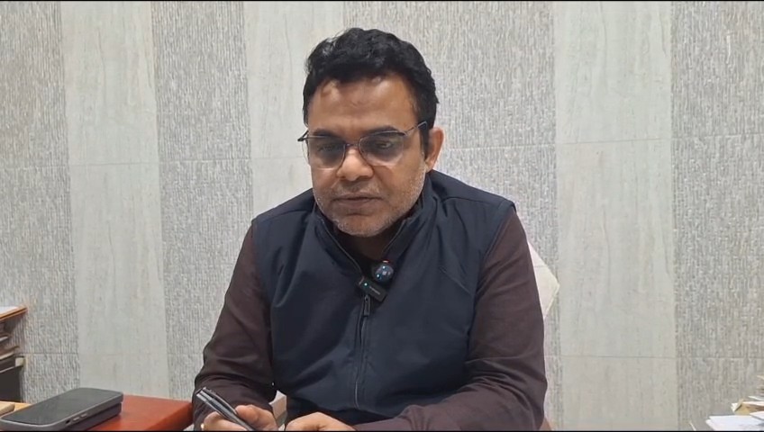 गाजीपुर में राष्ट्रीय राजमार्ग पर सुरक्षा मानकों की कमी के कारण हुए हादसे का दृश्य, जहां एक बाइक सवार निर्माणाधीन गड्ढे में गिर गया।