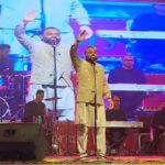 एटा महोत्सव में भजन सम्राट कन्हैया मित्तल भजन संध्या के दौरान प्रस्तुति देते हुए, भारी भीड़ मौजूद।