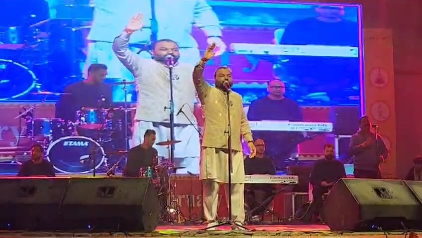 एटा महोत्सव में भजन सम्राट कन्हैया मित्तल भजन संध्या के दौरान प्रस्तुति देते हुए, भारी भीड़ मौजूद।