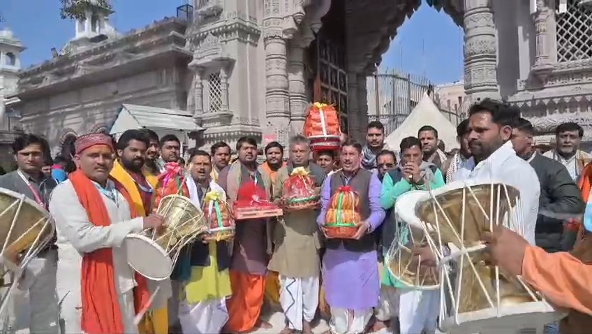 काशी विश्वनाथ और कृष्ण जन्मभूमि मंदिर न्यास के बीच महाशिवरात्रि पर हुए उपहारों के आदान-प्रदान की तस्वीर, सांस्कृतिक एकता का प्रतीक।