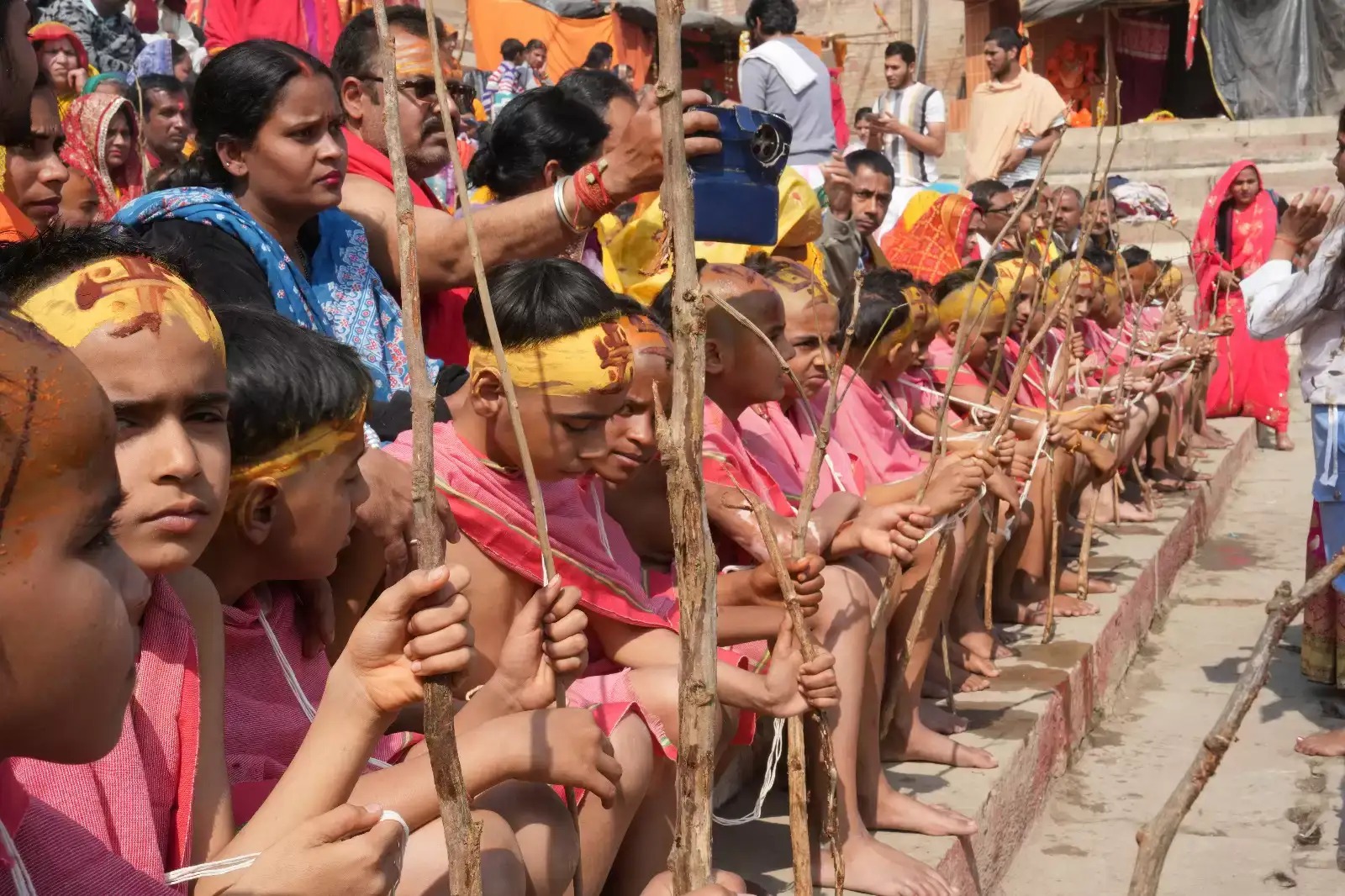 काशी में श्रीशंकराचार्य घाट पर आयोजित जगद्गुरुकुलम् के विद्यार्थियों के उपनयन संस्कार की तस्वीर, जिसमें बटुक यज्ञोपवीत धारण कर रहे हैं।