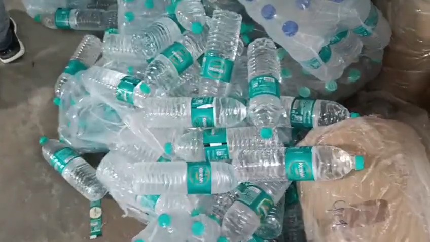 मैनपुरी में सरकारी नियमों को ताक पर रखकर नकली पानी बनाने वाले अवैध प्लांट का पर्दाफाश।