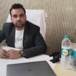 मैनपुरी में हिमालय इंडस्ट्रीज के मालिक हिमालय गुप्ता दूषित पानी सप्लाई के आरोपों पर प्रेस कॉन्फ्रेंस में सफाई देते हुए।