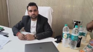 मैनपुरी में हिमालय इंडस्ट्रीज के मालिक हिमालय गुप्ता दूषित पानी सप्लाई के आरोपों पर प्रेस कॉन्फ्रेंस में सफाई देते हुए।