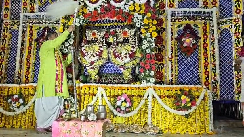 मथुरा के यशोदा धाम में मां यशोदा के जन्मोत्सव का भव्य दृश्य और बधाई गान समारोह।