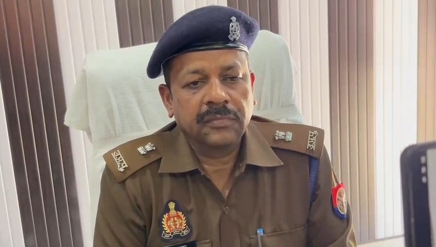 मऊ में बहू और प्रेमी द्वारा ससुर की हत्या के मामले में गिरफ्तार आरोपी।