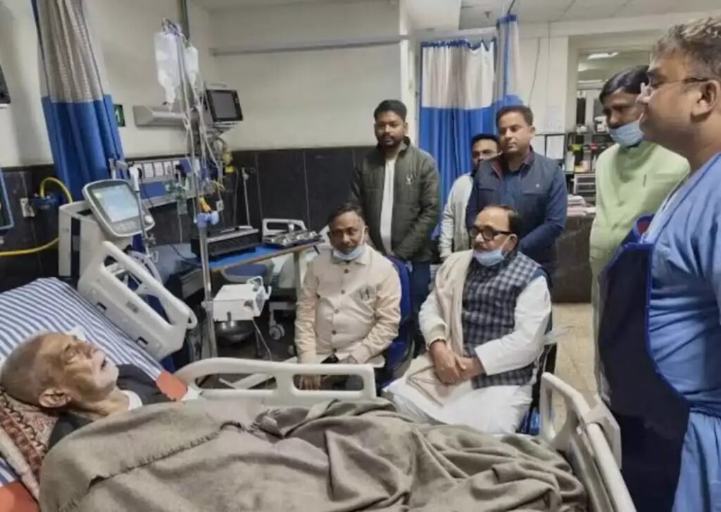 बीएचयू अस्पताल में भर्ती पद्मश्री प्रोफेसर टी.के. लाहिड़ी, वरिष्ठ कार्डियो सर्जन।