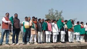 सोनभद्र में भोपाल-धनबाद एक्सप्रेस ट्रेन का शुभारंभ करते सांसद छोटेलाल सिंह खरवार और राज्य मंत्री संजीव गोंड