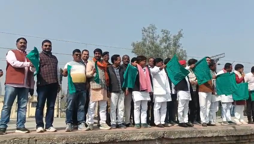 सोनभद्र में भोपाल-धनबाद एक्सप्रेस ट्रेन का शुभारंभ करते सांसद छोटेलाल सिंह खरवार और राज्य मंत्री संजीव गोंड