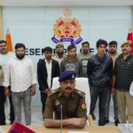 सोनभद्र पुलिस द्वारा साइबर ठगी के आरोप में गिरफ्तार चार अभियुक्त और जब्त किए गए उपकरण