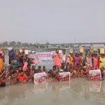 सोनभद्र में दूषित सोन नदी के पानी में जल सत्याग्रह करते ग्रामीण, 'हर घर नल योजना' के तहत पानी न मिलने का विरोध।
