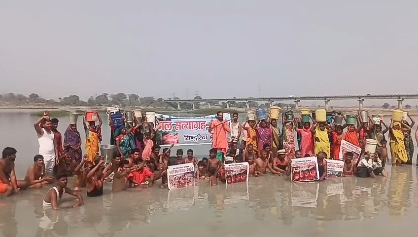 सोनभद्र में दूषित सोन नदी के पानी में जल सत्याग्रह करते ग्रामीण, 'हर घर नल योजना' के तहत पानी न मिलने का विरोध।