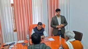 मैनपुरी में पत्रकारों से बात करते पर्यटन एवं सांस्कृतिक मंत्री जयवीर सिंह, विपक्ष और शंकराचार्य पर दिया बयान।