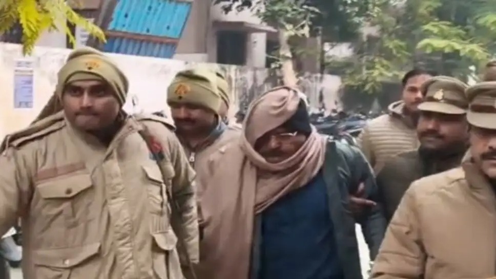 वाराणसी में कोडीनयुक्त कफ सिरप तस्करी मामले में गिरफ्तार भोला जायसवाल और विनोद अग्रवाल।