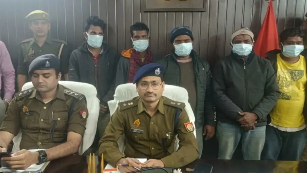 वाराणसी साइबर पुलिस द्वारा गिरफ्तार किए गए ट्रोजन और एसएमएस फॉरवर्डर ठगी गिरोह के सदस्य।