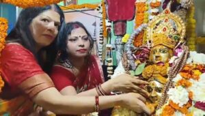 वाराणसी में विजया एकादशी के अवसर पर दूल्हे के रूप में सजे बाबा विश्वनाथ की प्रतिमा और शोभायात्रा।