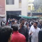 वाराणसी कचहरी परिसर में बम की धमकी के बाद तलाशी लेते हुए पुलिस अधिकारी और सुरक्षा बल.