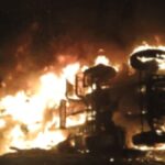 कौशांबी में हाईटेंशन पोल से टकराने के बाद आग की लपटों में घिरा क्रूड ऑयल टैंकर