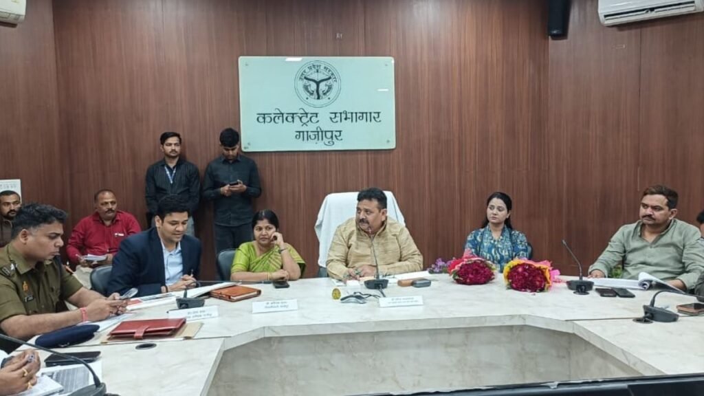 गाजीपुर में सरकारी दफ्तरों को हरा-भरा बनाने का निर्देश