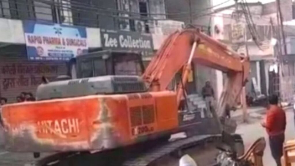 प्रयागराज में तेल पाइपलाइन पर चला बुलडोजर