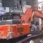 प्रयागराज में तेल पाइपलाइन पर चला बुलडोजर