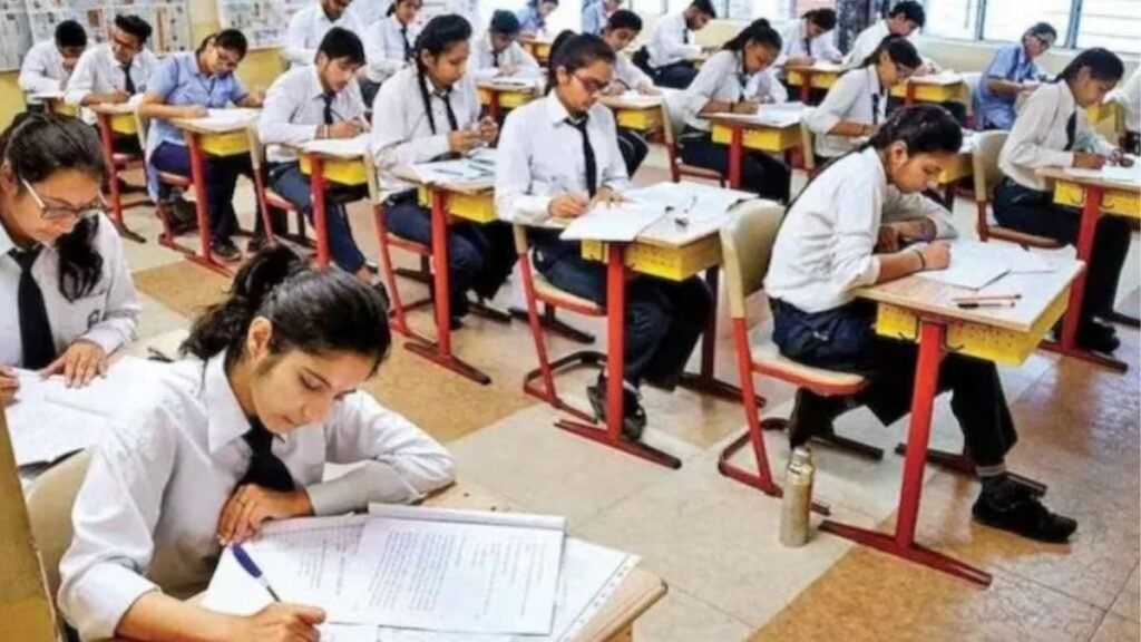 वाराणसी में तेज़ हुई यूपी बोर्ड परीक्षाएं