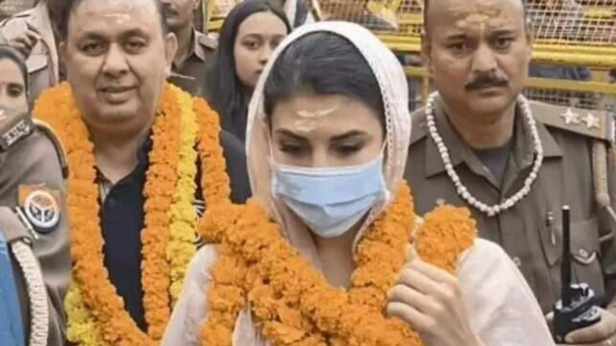 'सनशाइन गर्ल' जैकलिन फर्नांडीज ने किए बाबा विश्वनाथ के दर्शन
