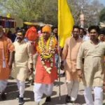 वाराणसी में गंगा-गोमती संगम पर गोमती जीवन यात्रा के समापन के दौरान पूजा-अर्चना करते लोग