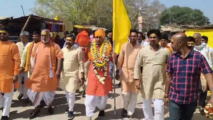 वाराणसी में गंगा-गोमती संगम पर गोमती जीवन यात्रा के समापन के दौरान पूजा-अर्चना करते लोग