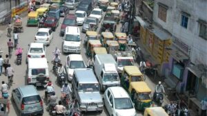 सारनाथ क्षेत्र में सड़क पर वाहनों की पार्किंग