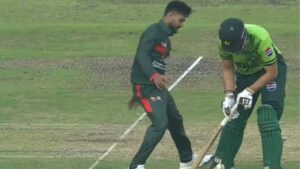 ढाका में खेले गए तीसरे वनडे के दौरान पाकिस्तान और बांग्लादेश के बीच मैच में DRS विवाद का दृश्य