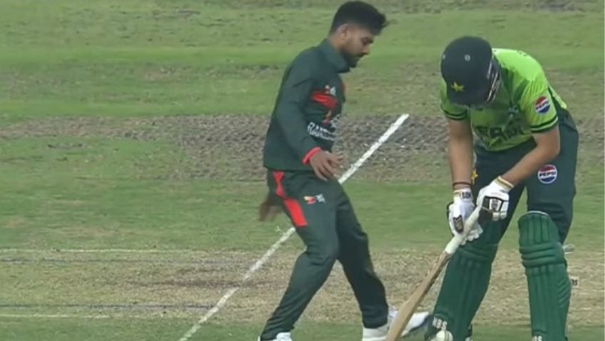 ढाका में खेले गए तीसरे वनडे के दौरान पाकिस्तान और बांग्लादेश के बीच मैच में DRS विवाद का दृश्य