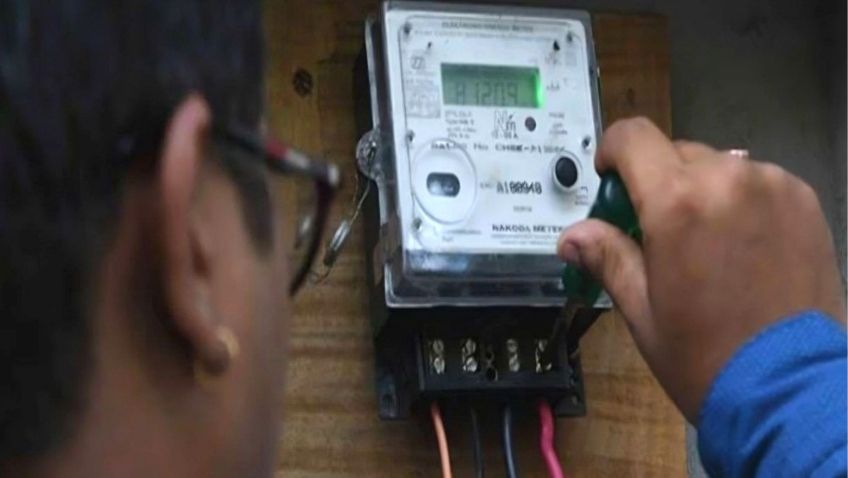 "उत्तर प्रदेश में प्रीपेड स्मार्ट बिजली मीटर और बैलेंस खत्म होने पर कटे बिजली कनेक्शन