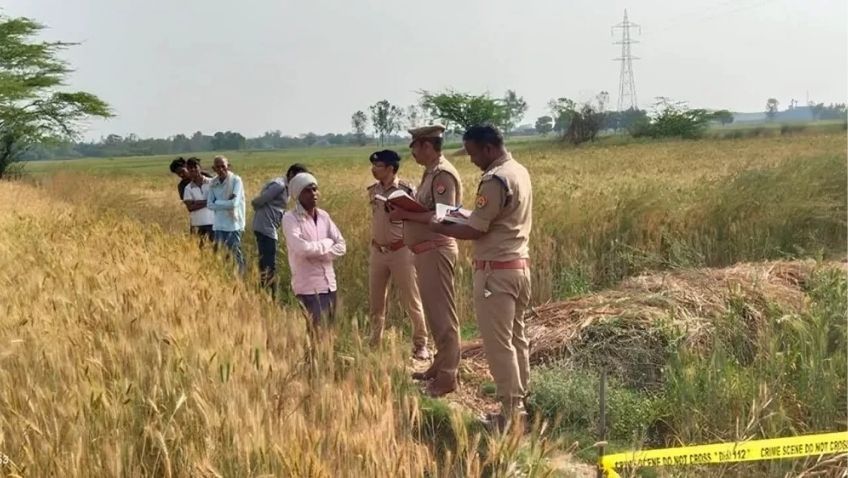 अमेठी के गौरीगंज क्षेत्र में खेत में मिला विवाहिता का शव, जांच करती पुलिस टीम