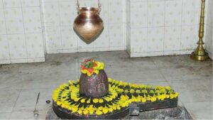 प्रदोष व्रत के दिन भगवान शिव की पूजा करते श्रद्धालु और शिवलिंग पर बेलपत्र अर्पित करते भक्त