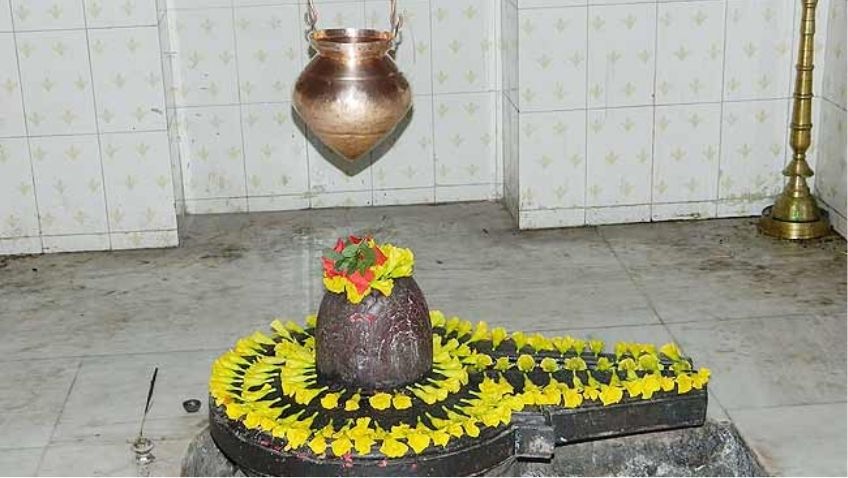 प्रदोष व्रत के दिन भगवान शिव की पूजा करते श्रद्धालु और शिवलिंग पर बेलपत्र अर्पित करते भक्त