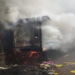 प्रयागराज के जीरो रोड पर आग लगने के बाद जली हुई गुमटी और मौके पर मौजूद फायर ब्रिगेड टीम