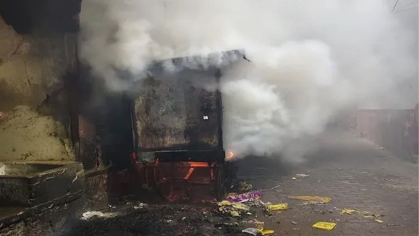 प्रयागराज के जीरो रोड पर आग लगने के बाद जली हुई गुमटी और मौके पर मौजूद फायर ब्रिगेड टीम