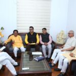 दिल्ली में रक्षा मंत्री राजनाथ सिंह से मुलाकात करती भारत Update की टीम