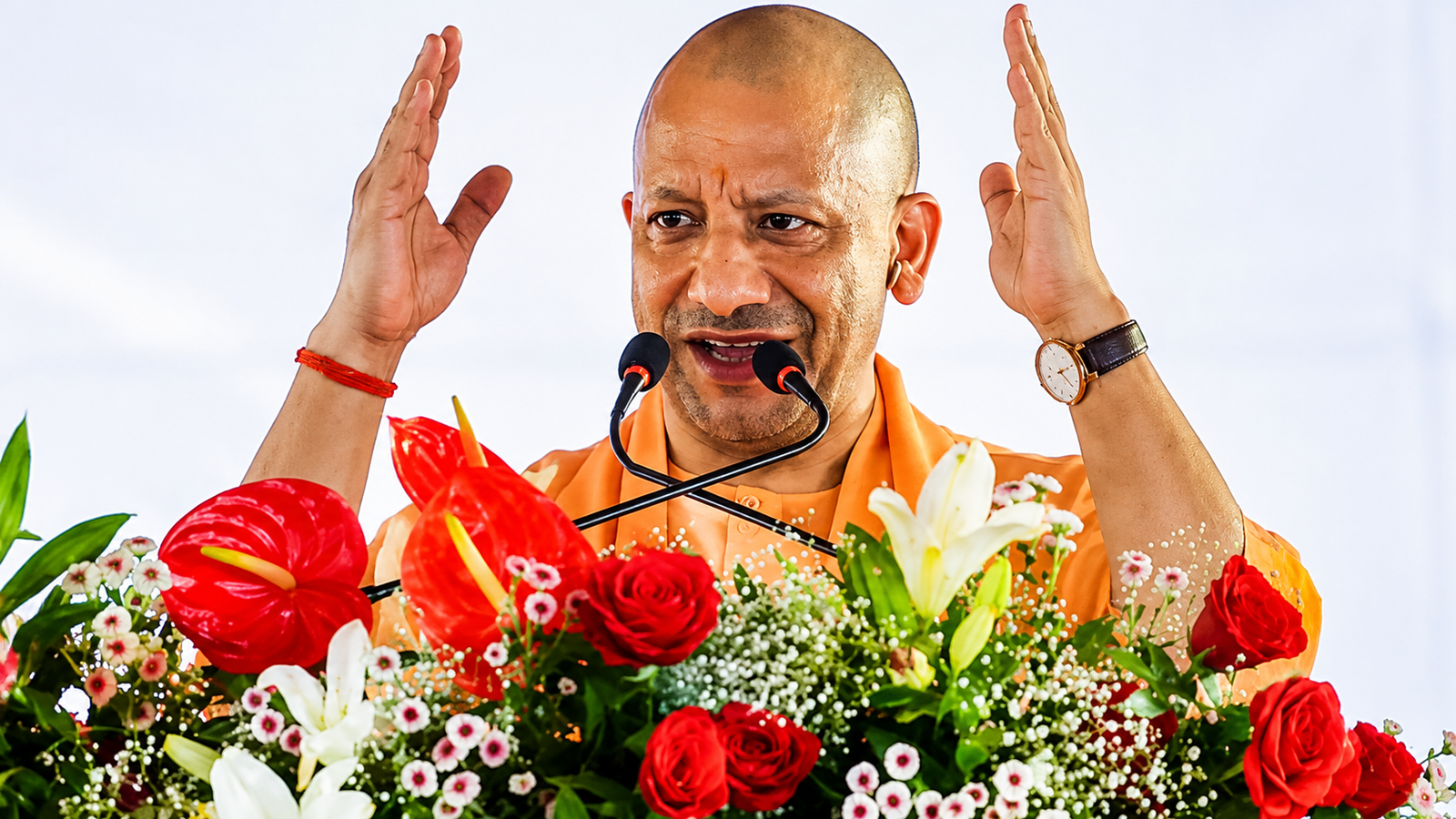 जन्माष्टमी से पहले मथुरा पहुंचे CM योगी, बोले- कृष्ण जन्मभूमि ने बहुत कुछ झेला है