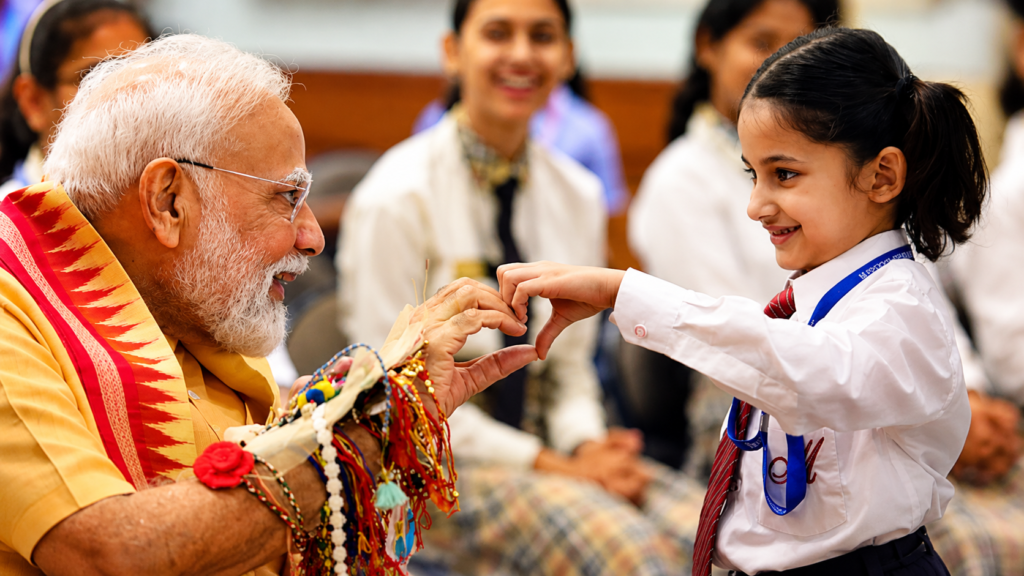 PM मोदी ने बच्चों संग मनाया रक्षाबंधन