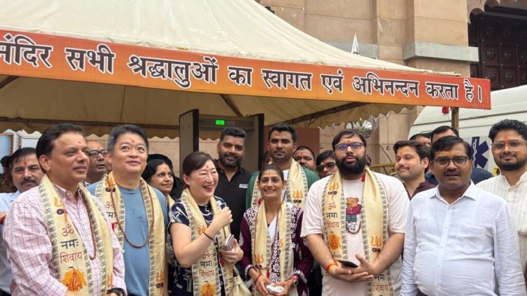 यामानाशी गवर्नर कोटारो नागासाकी काशी विश्वनाथ मंदिर