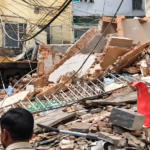 दिल्ली सत्य निकेतन में इमारत ढही