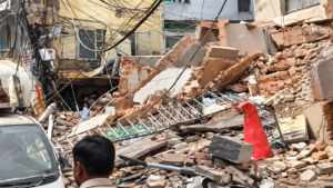 दिल्ली सत्य निकेतन में 3 मंजिला इमारत ढही