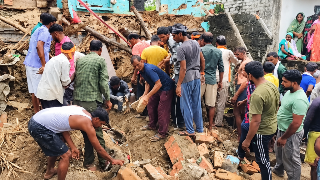 कानपुर में बारिश का कहर, कच्चा मकान गिरने से पिता और 3 बेटियों की मौत
