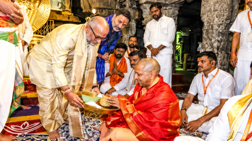 CM योगी आदित्यनाथ ने तिरुपति में किए भगवान वेंकटेश्वर के दर्शन