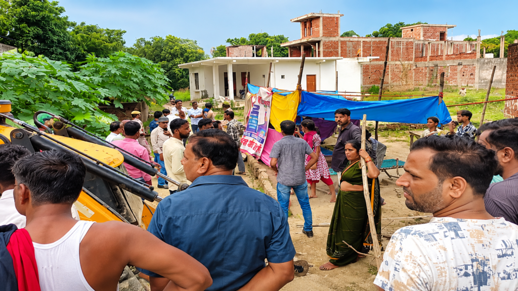 अतिक्रमण हटाने पहुंची टीम का भारी विरोध, कार्रवाई रुकी