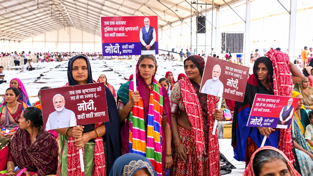 PM Modi का बनासकांठा में रोड शो
