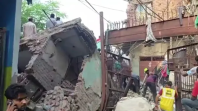 दिल्ली के सीमापुरी में 5 मंजिला इमारत का हिस्सा गिरा