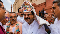 धर्मेंद्र प्रधान संसद पहुंचे, NDA सांसदों ने किया स्वागत